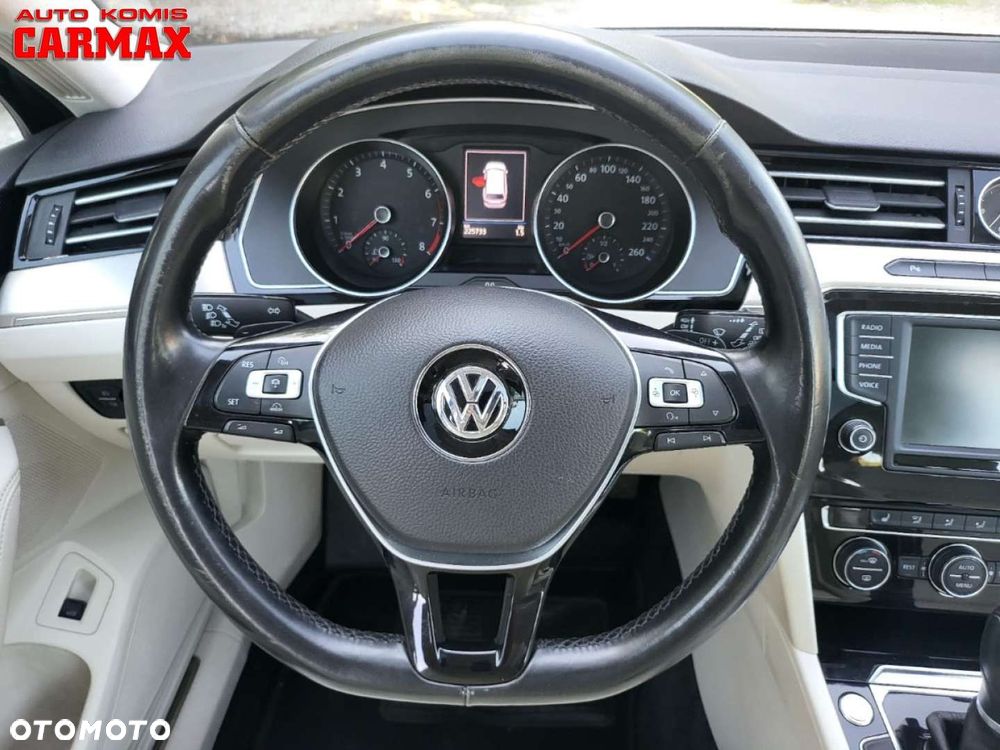 Volkswagen Passat - 12