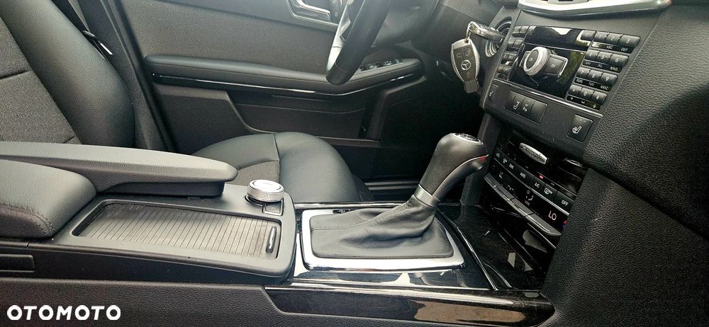 Mercedes-Benz Klasa E 200 CGI BlueEFFICIENCY 7G-TRONIC Avantgarde - 32