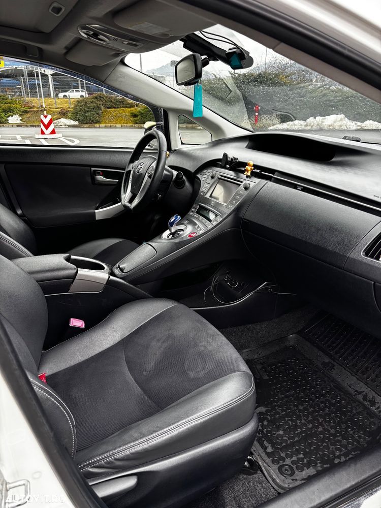 Toyota Prius (Hybrid) Sol - 11