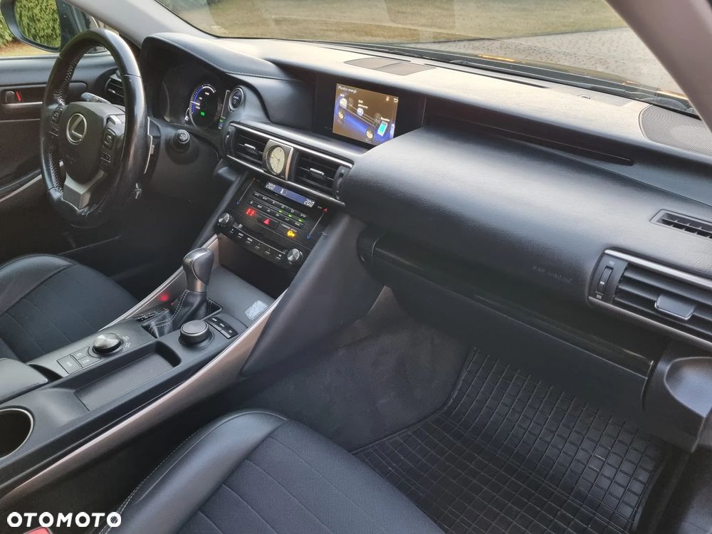 Lexus IS Business Edition - 16
