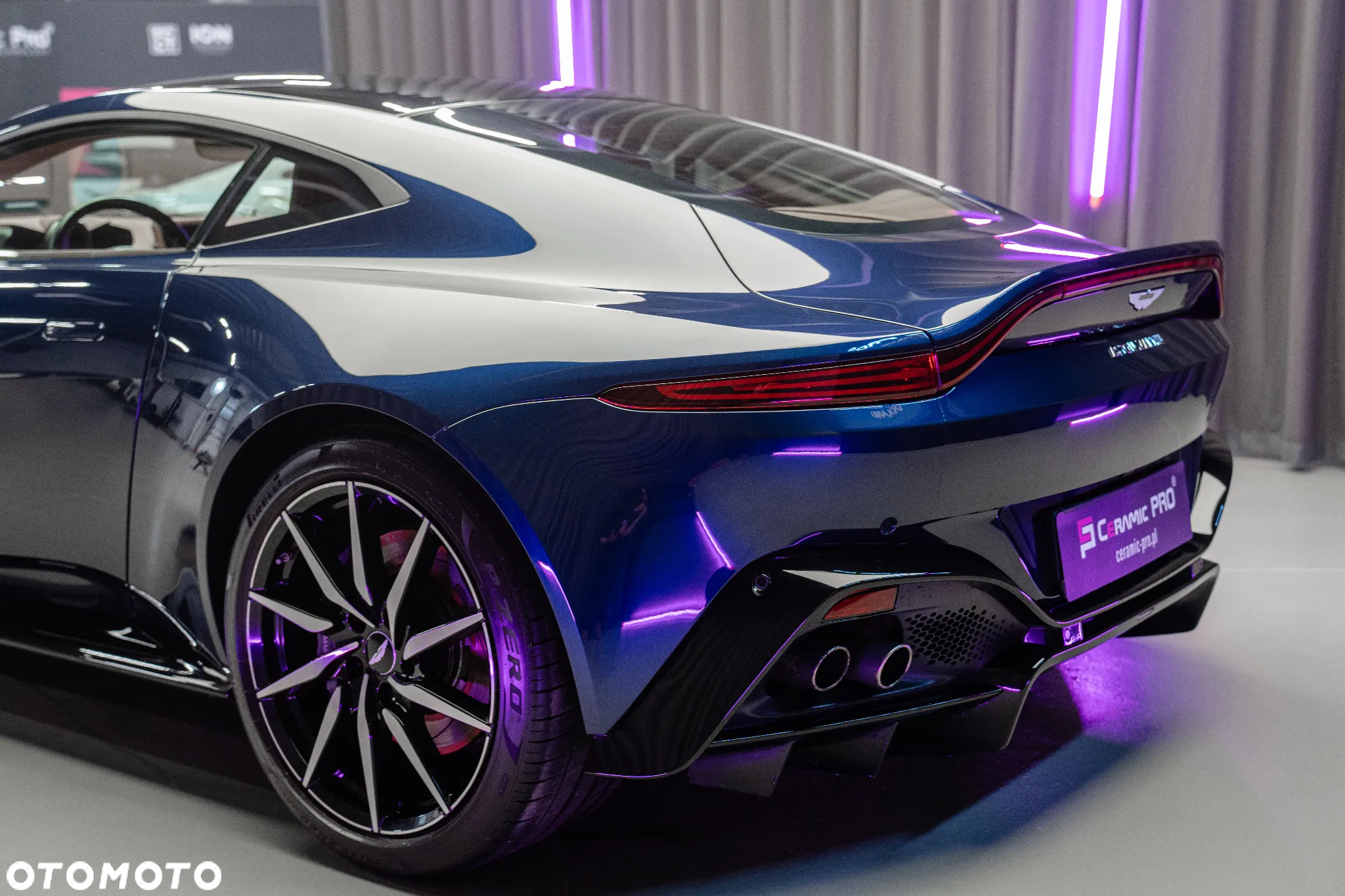 Aston Martin Vantage - 4