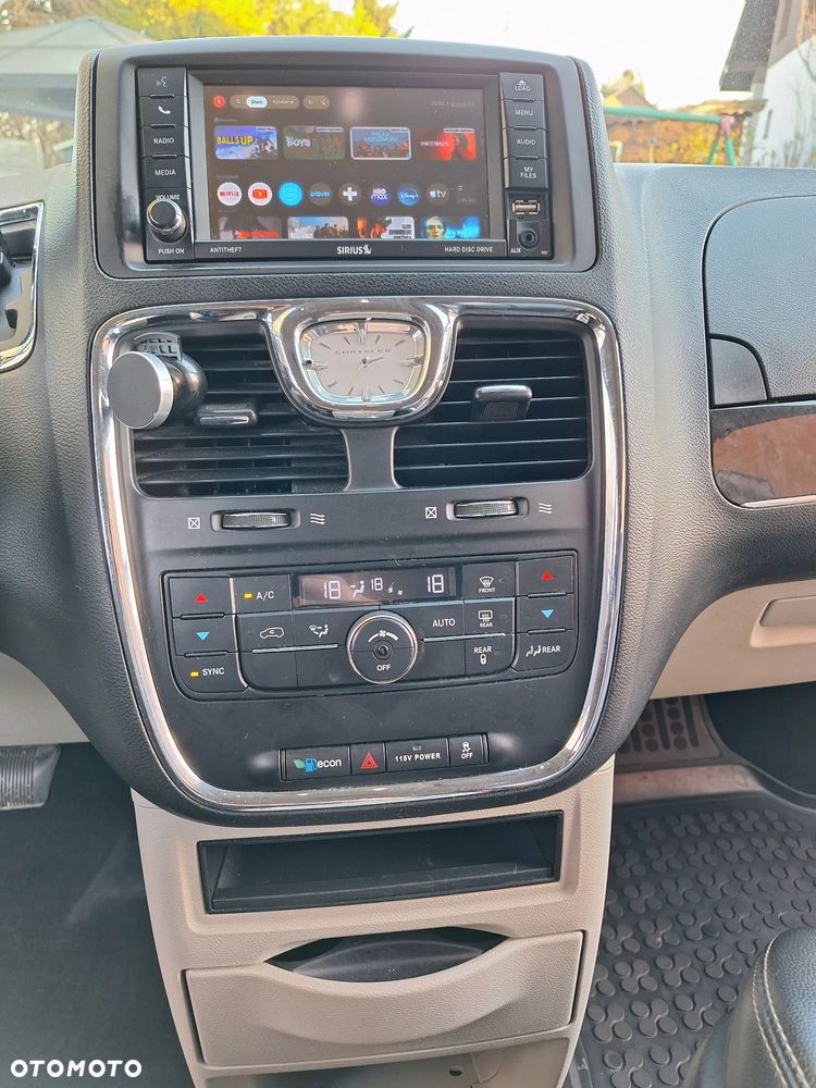 Chrysler Town & Country - 7