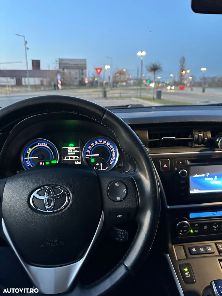 Toyota Auris 1.8 L VVT-i HSD Sol - 8