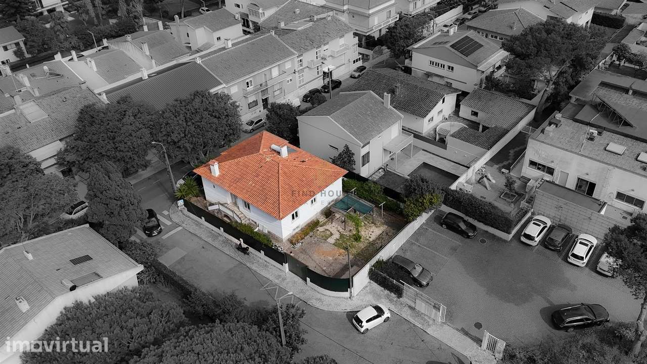 Moradia  isolada T6  com amplo logradouro e estacionamento na Pampilhe