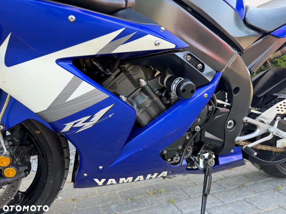 Yamaha R1 - 40