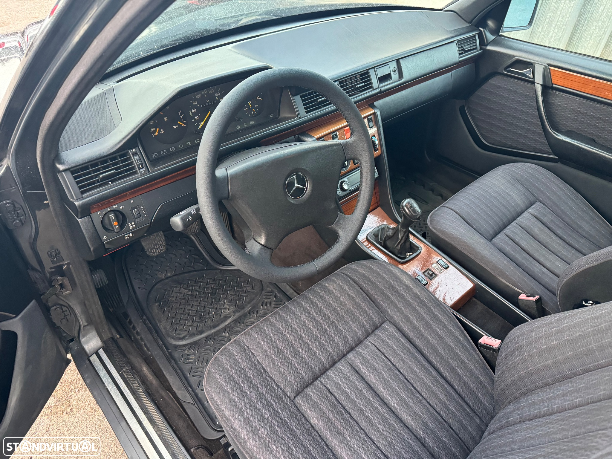 Mercedes-Benz 250 D Turbo - 11