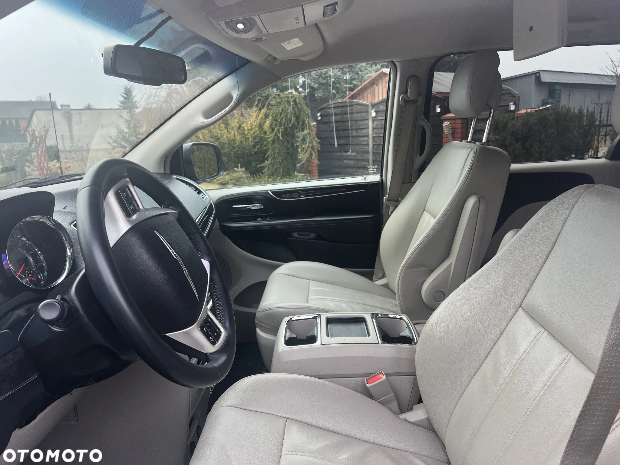 Chrysler Town & Country - 13