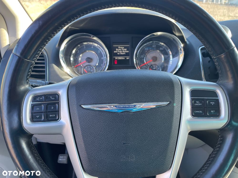 Chrysler Town & Country 3.6 Limited - 10