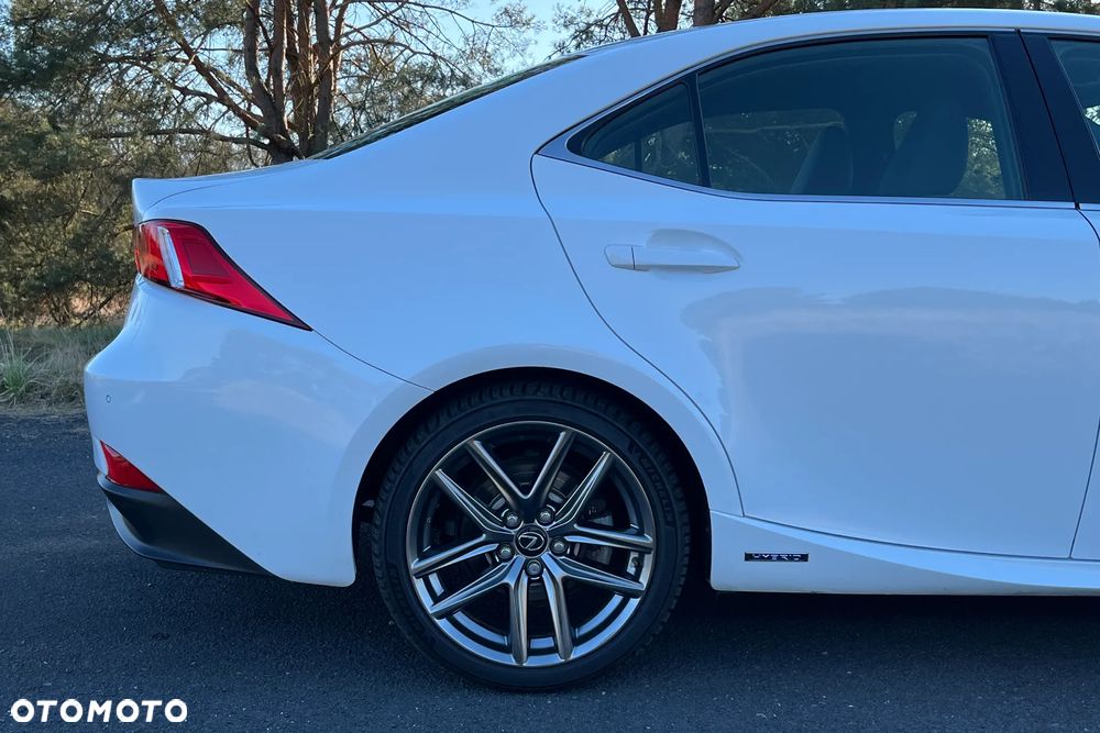 Lexus IS 300h F Sport - 30