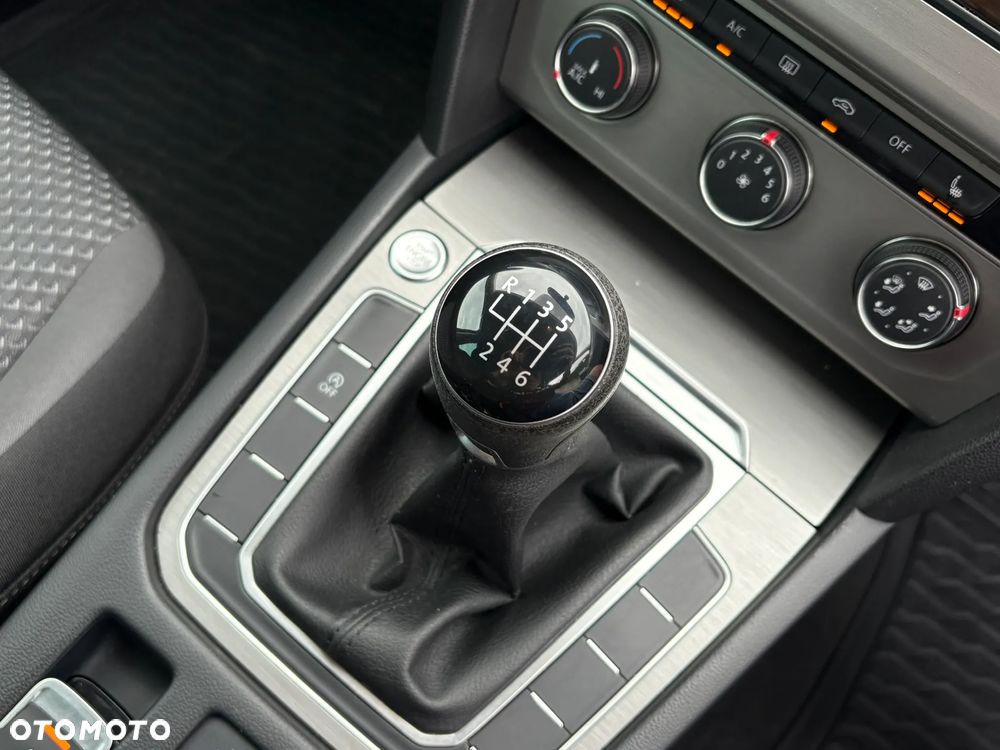 Volkswagen Passat Variant 1.6 TDI SCR BlueMotion Trendline - 18