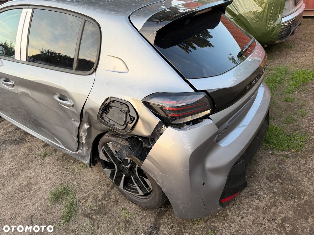 Peugeot 208 - 8