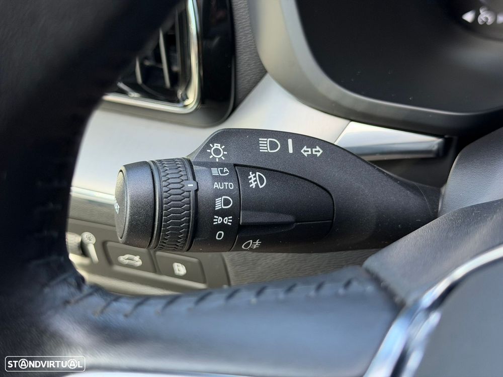 Volvo XC 60 2.0 T8 PHEV Momentum Plus AWD - 35