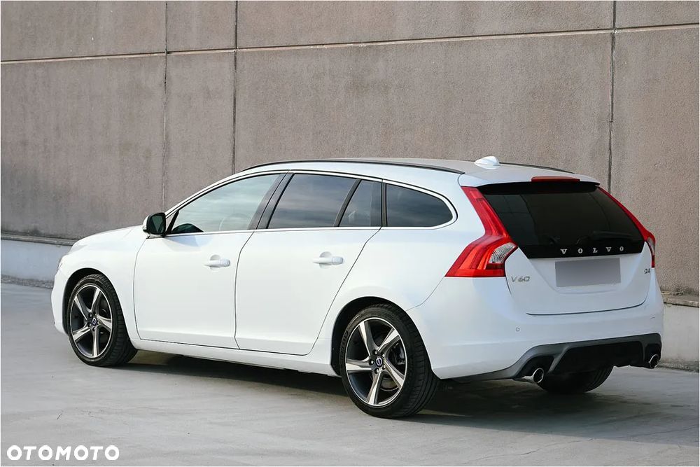Volvo V60 D4 R-Design - 3