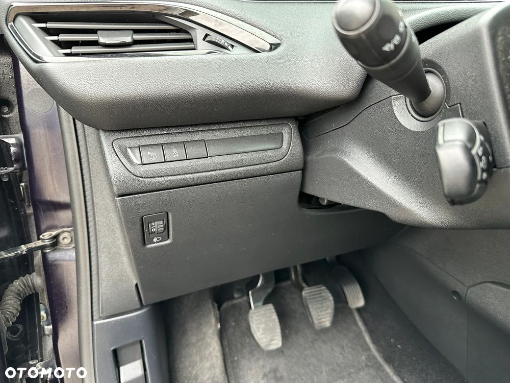 Peugeot 208 - 17