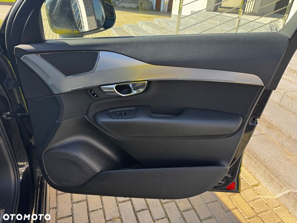 Volvo XC 90 B5 D AWD Geartronic Momentum Pro - 22