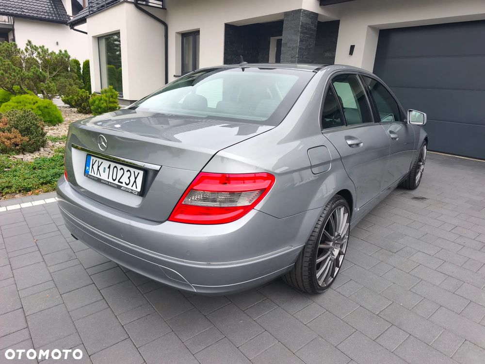 Mercedes-Benz Klasa C 180 CGI BlueEFFICIENCY Avantgarde - 15