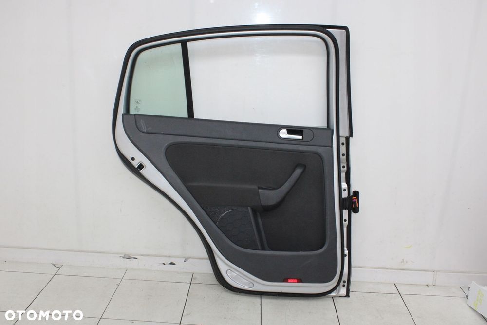 VW GOLF V 5 PLUS 2005R- DRZWI LEWY LEWE TYŁ TYLNE LA7W - KOD LAKIERU - 7