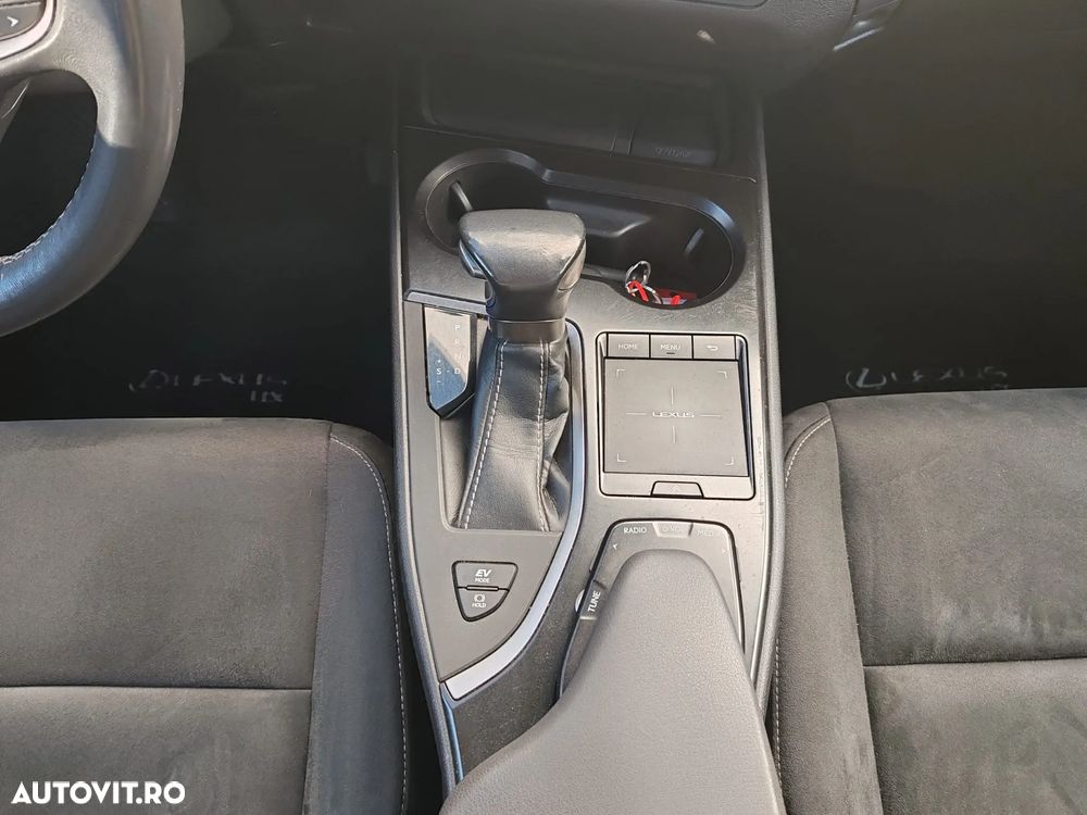 Lexus UX 250h FWD Executive - 11