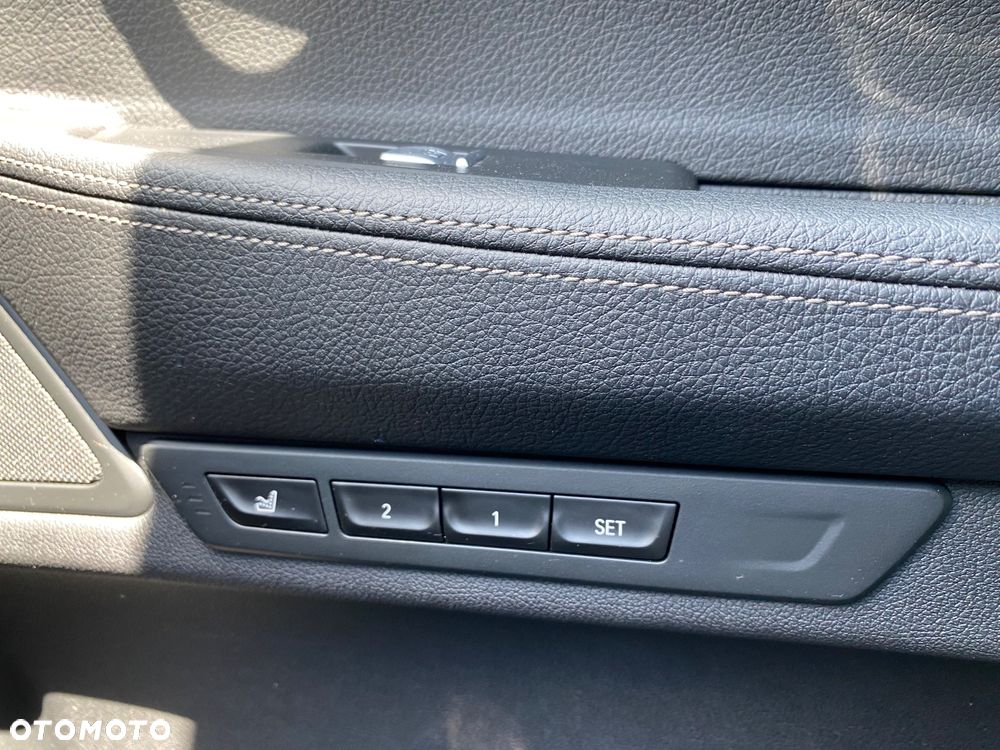 BMW Seria 7 745e sport - 40