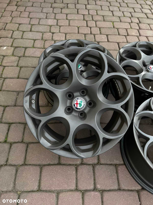 Oryginalne alufelgi Alfa 5x110 17 cali Czujniki JAK NOWE Giulia