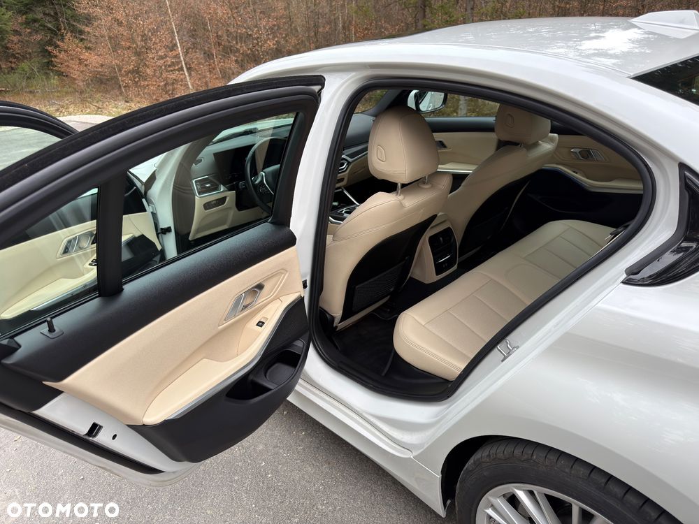 BMW Seria 3 330i xDrive Sport Line - 11