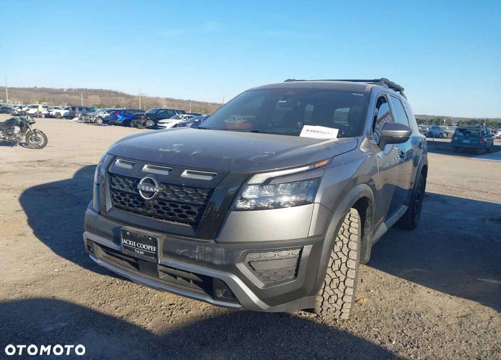 Nissan Pathfinder - 2
