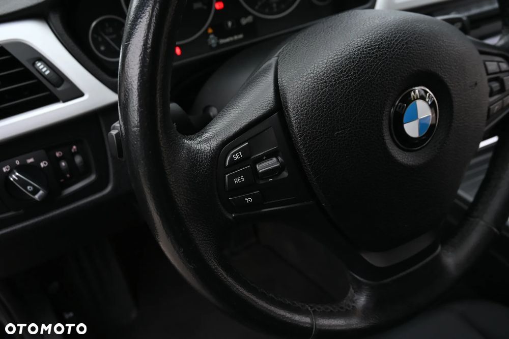 BMW Seria 3 320d DPF Edition Sport - 37