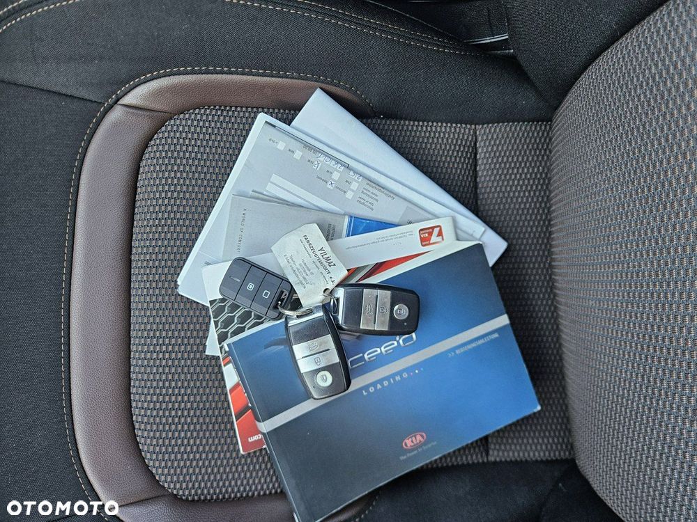 Kia Ceed 1.6 CRDi 128 Platinum Edition - 38
