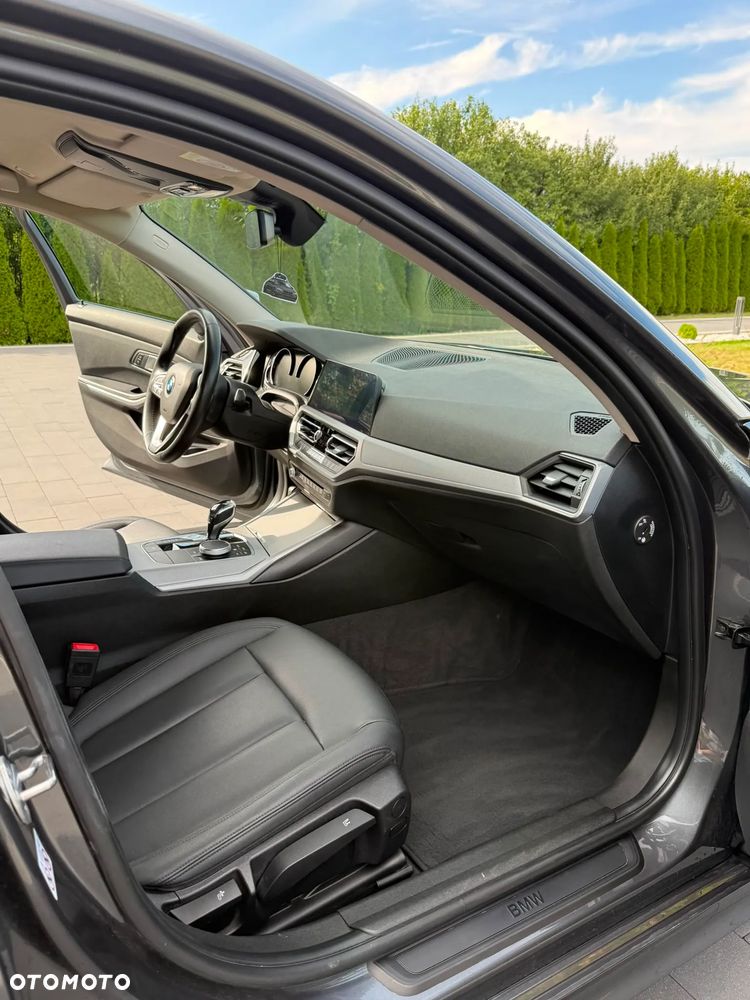 BMW Seria 3 318d Edition M Sport Shadow - 23