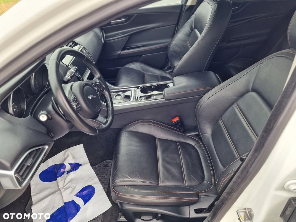 Jaguar XE 20d AWD R-Sport - 15