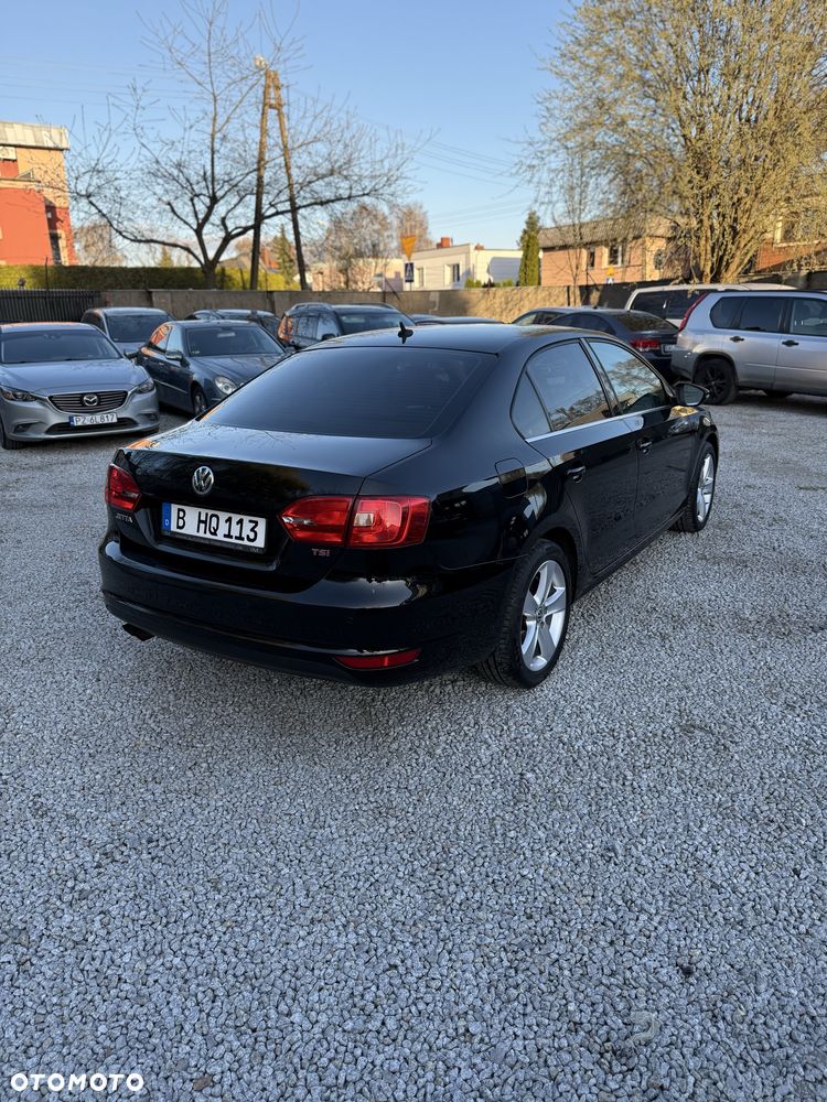 Volkswagen Jetta - 4