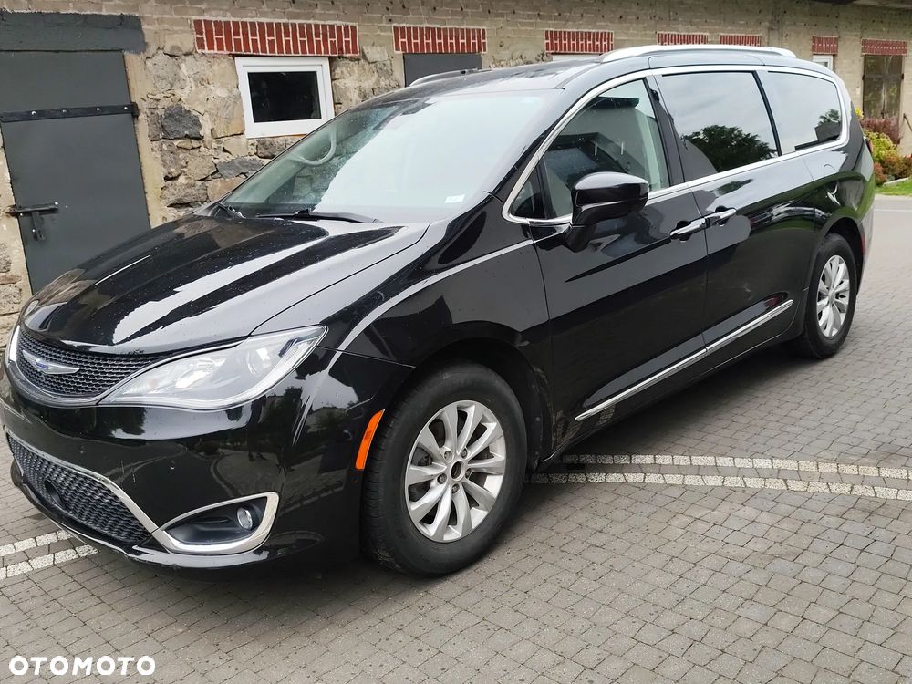 Chrysler Pacifica - 1