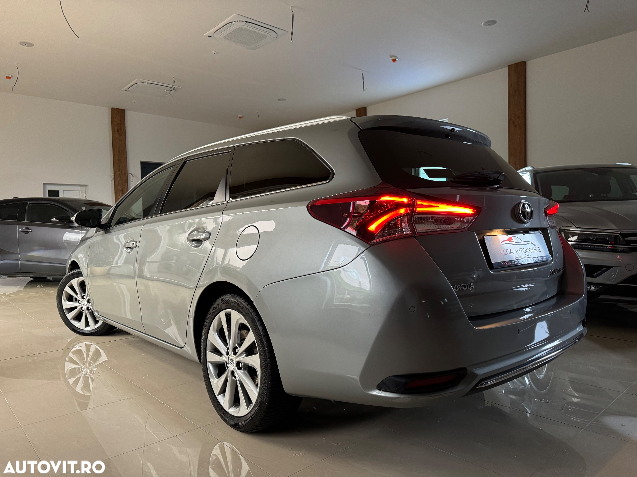 Toyota Auris 1.8 VVT-i Hybrid Automatik Touring Sports Edition-S - 4