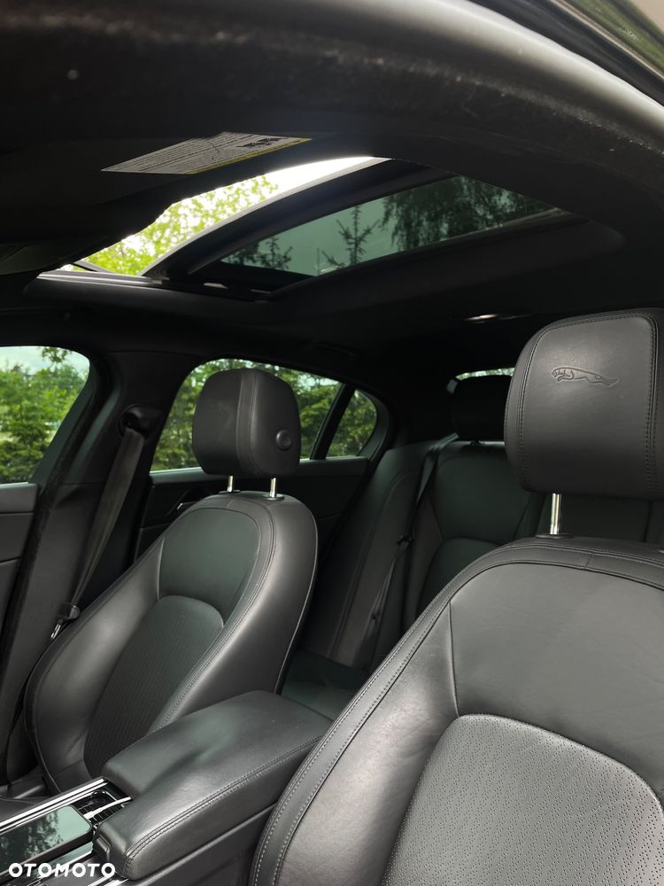 Jaguar XE 30t AWD Portfolio - 17
