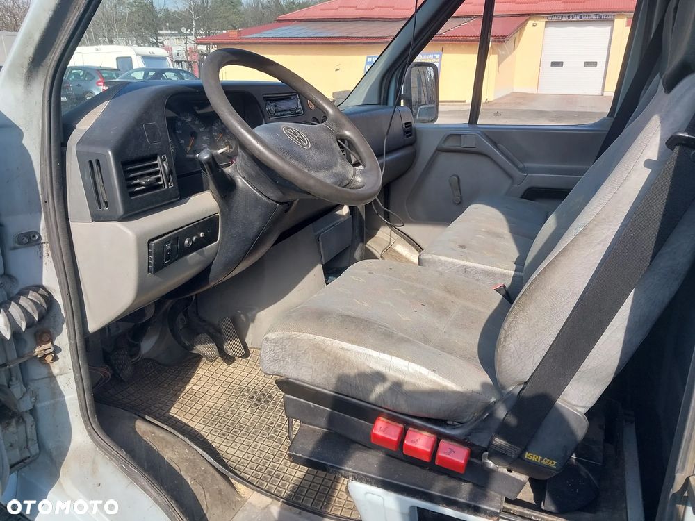 Volkswagen LT35 96-06 LT 35 bus blaszak silnik 2.5 TDI 109KM skrzynia biegów lewarek wybierak błotnik zderzak szyba podnośnik boczek wał most podpora koło felga fotel fotele maglownica turbina rura dolotowa mechanizm panel konsola podłoga rurka EGR chłodnica pas przedni stopień felgi wydech tłumik NA CZĘŚCI WSZYSTKIE CZĘŚCI - 25