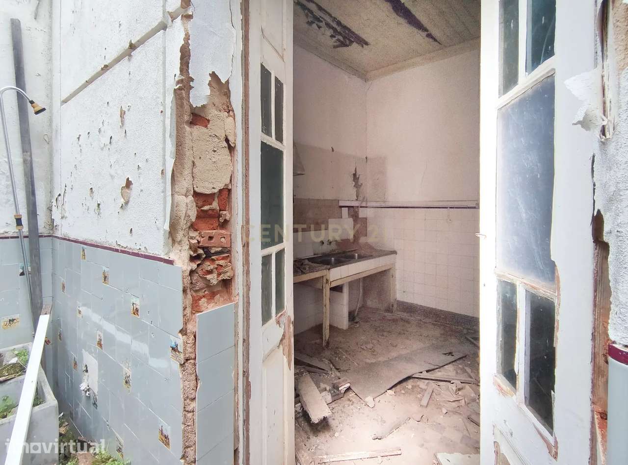 Prédio de 3 pisos de uso misto, zona ribeirinha, zona ARU. - Grande imagem: 4/43
