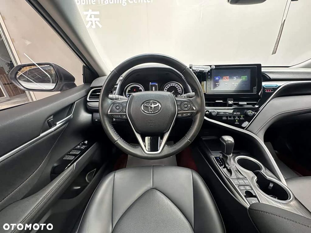 Toyota Camry Luxury - 11