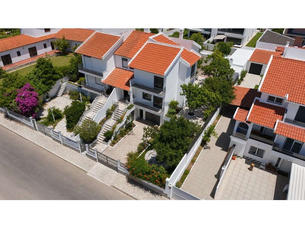 Moradia T4 em Banda totalmente Renovada com Garagem, para Venda na ... - Grande imagem: 2/60