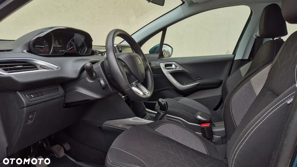 Peugeot 2008 1.2 Pure Tech Style S&S - 23