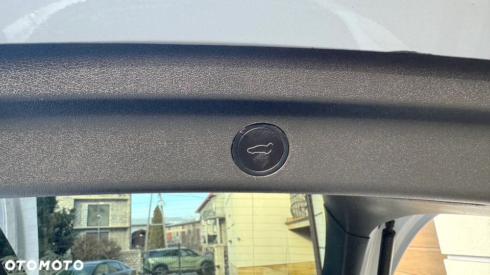 Tesla Y Performance AWD - 33