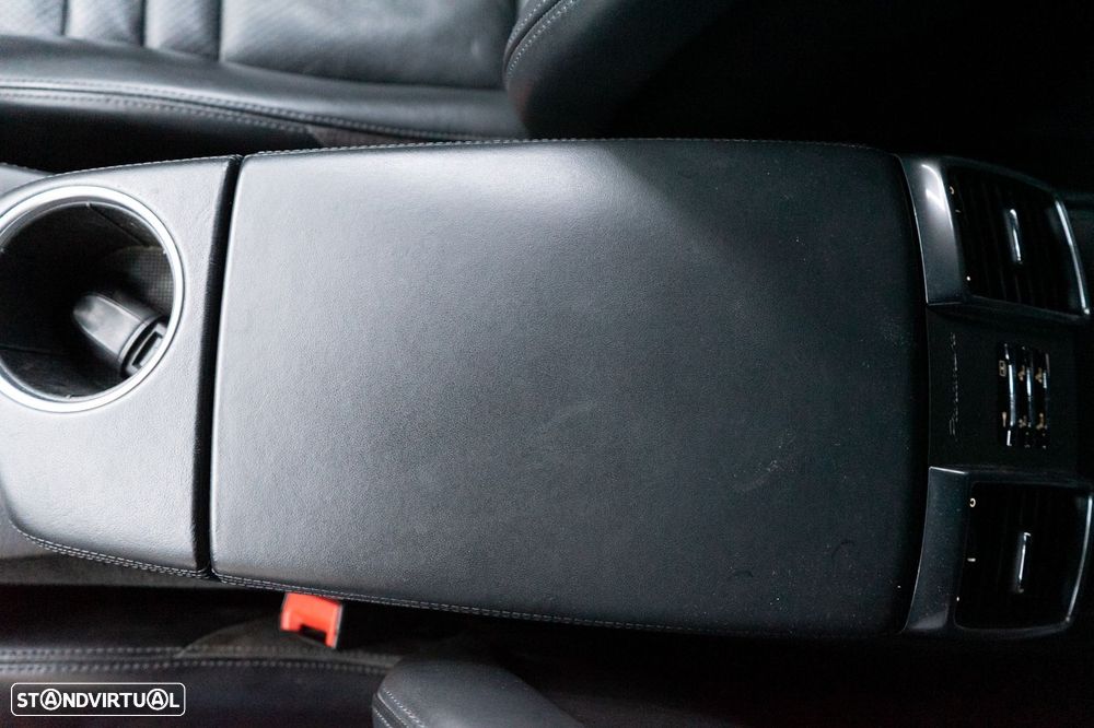 Porsche Panamera Turbo PDK - 32