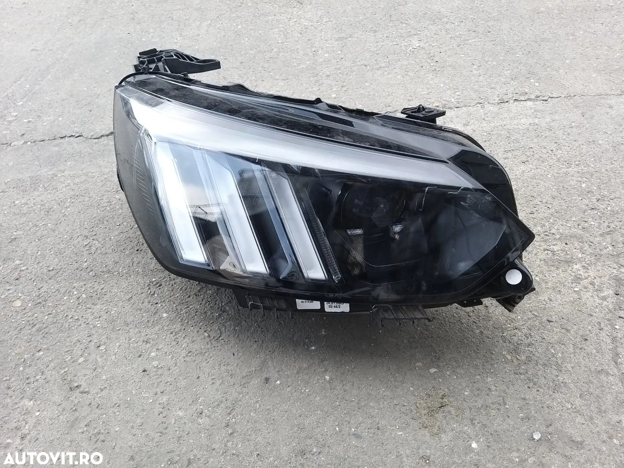 Far Dreapta cod: 9850177480 pentru Peugeot 208 1.2 THP Benzina an dupa 2019 - 1