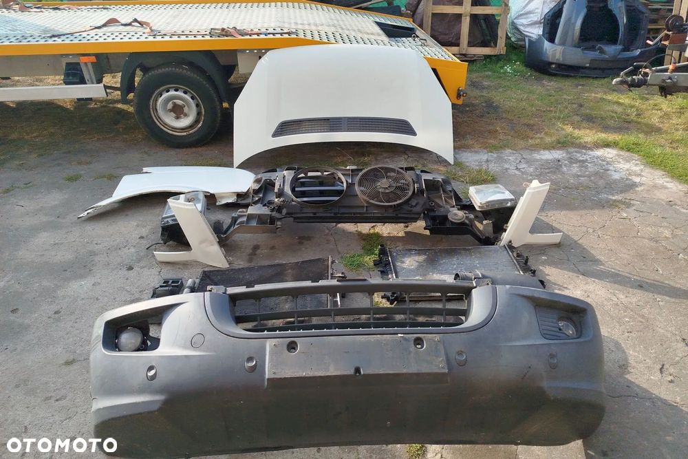 Kompletny Przód do VW Crafter I 2.5 tdi 06-12r EUROPA -maska ma lekkie wgniotki -lampa przód x2 -pas przód + chłodnice wody i klimy -zderzak przód -atrapa gril -listwy pod lampy x2 -belka zderzaka -błotnik przód x2, cena dotyczy kompletnego przodu koszt 3400zł