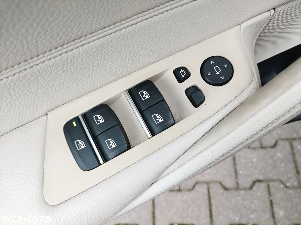 BMW Seria 5 530i xDrive Sport - 14