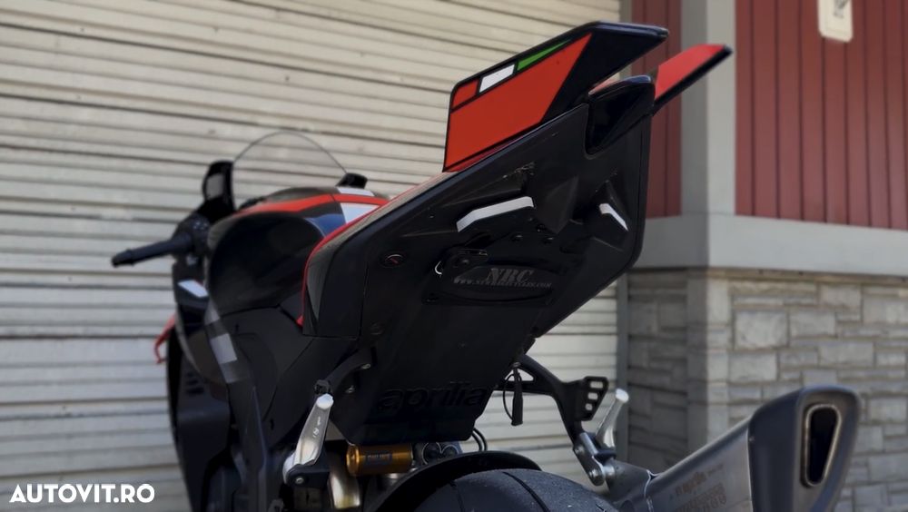 Aprilia RSV-4 Factory - 4