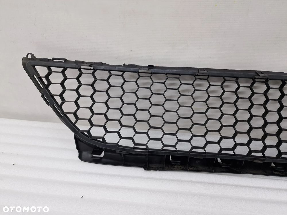 DACIA LOGAN I LIFT 09- KRATKA ŚRODKOWA ZDERZAKA PRZEDNIEGO , NR 8200752803 , NR AUKCJI K343 - 7