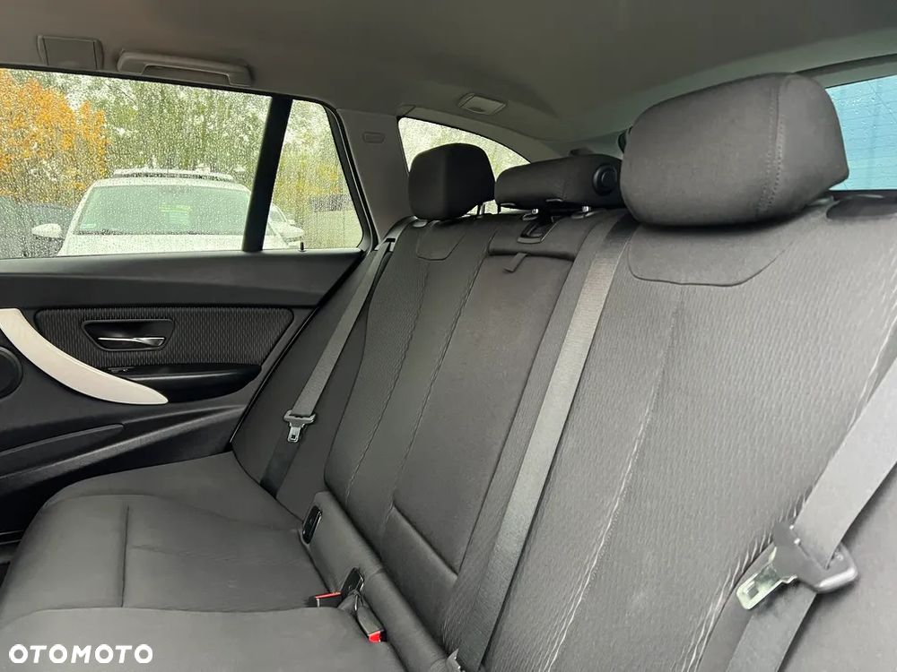 BMW Seria 3 318d Touring - 18