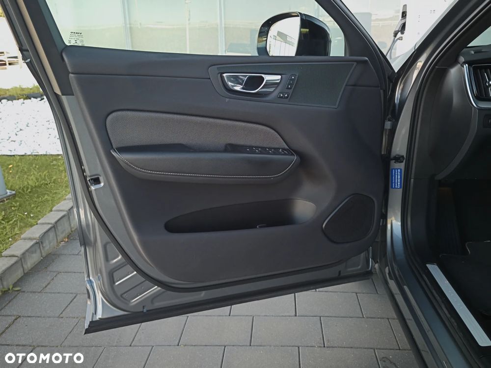Volvo XC 60 B4 B R-Design - 11