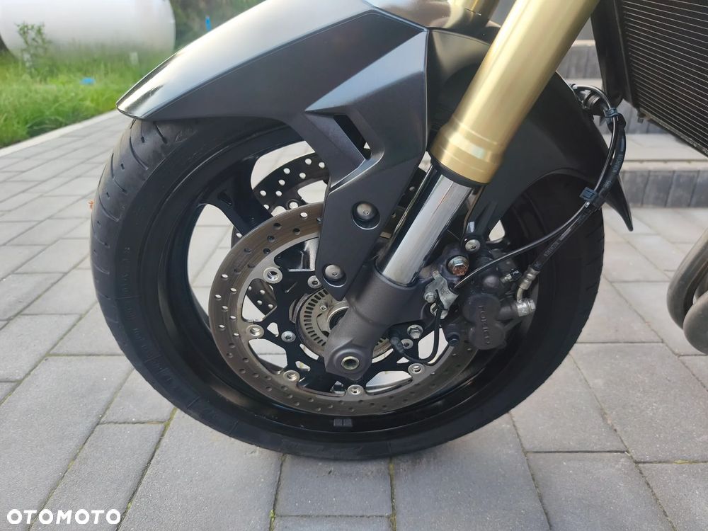 Suzuki GSR - 21