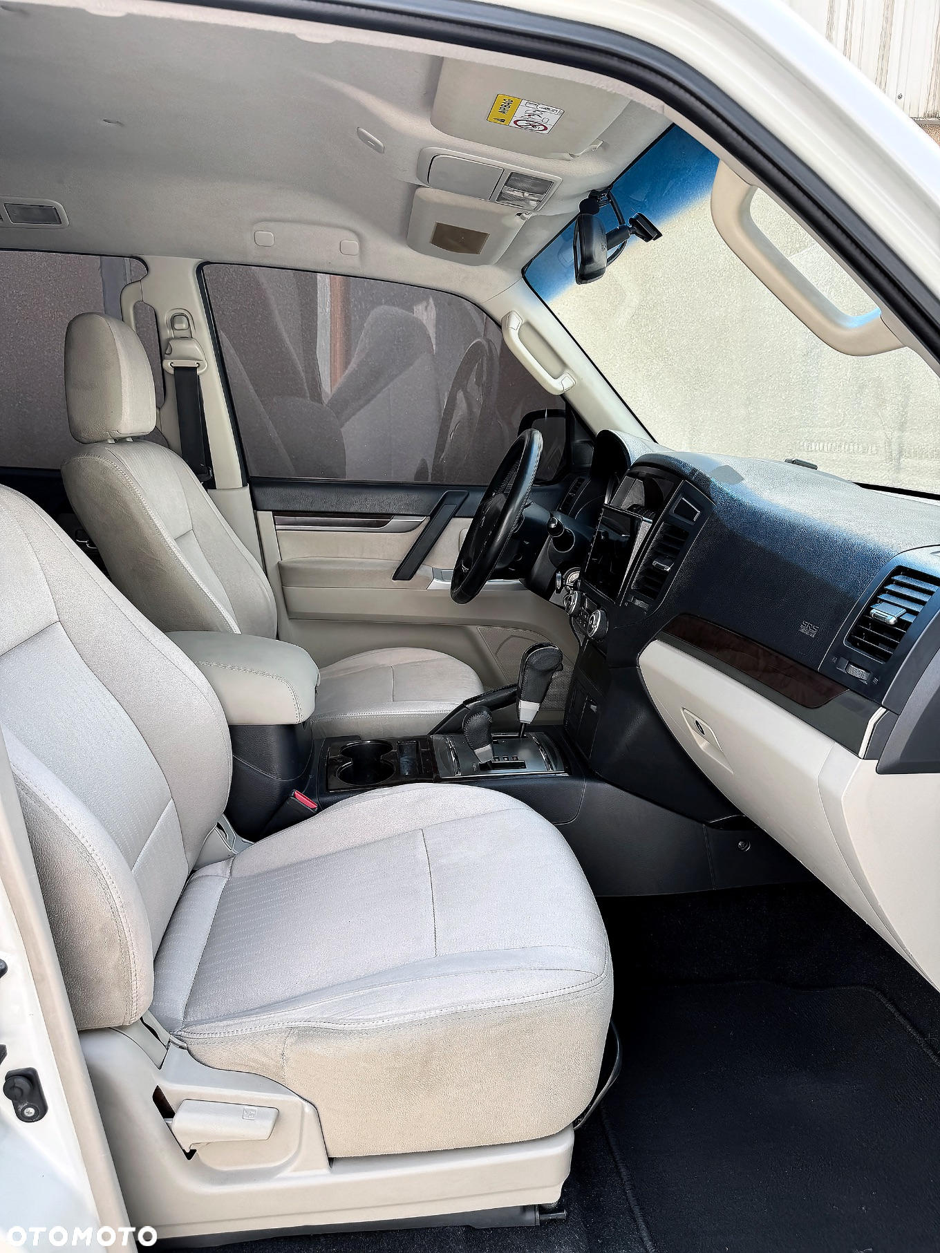 Mitsubishi Pajero 3.8 V6 Instyle - 25